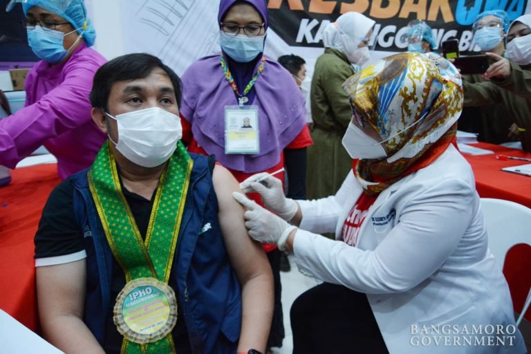 Maguindanao medical frontliners receive  Sinovac jabs