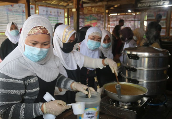 11 ex-Abu Sayyaf wives, 17 others complete food processing training