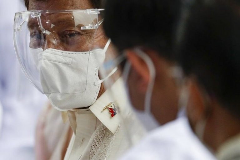Pagsuot sa face shield posibleng ipabalik tungod sa hulga sa Omicron