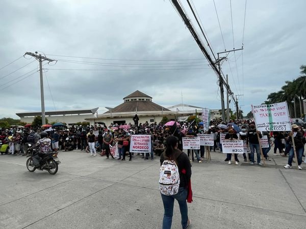 Power coop supporters  protest  entry of private  power provider in  Davao del Norte