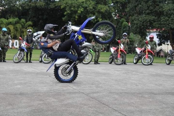 30 Davao Cops take trail riding course