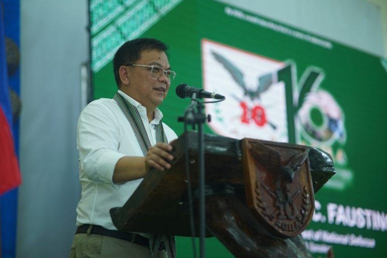 Defense chief lauds army’s  10th division for clearing communities vs insurgents