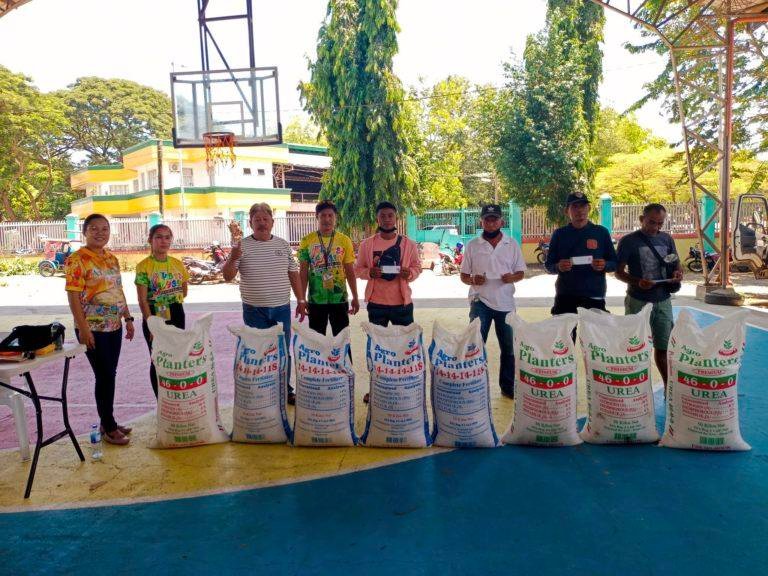 80 corn farmers get fertilizers from government