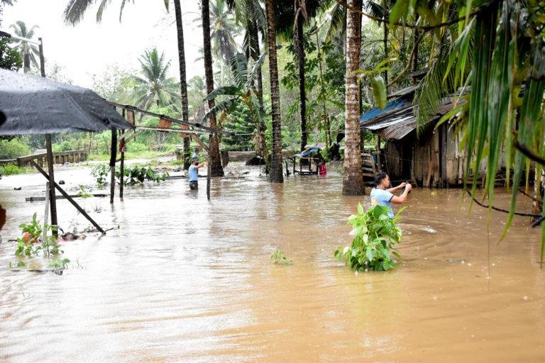 Flash floods  displaces hundreds  in Mindanao