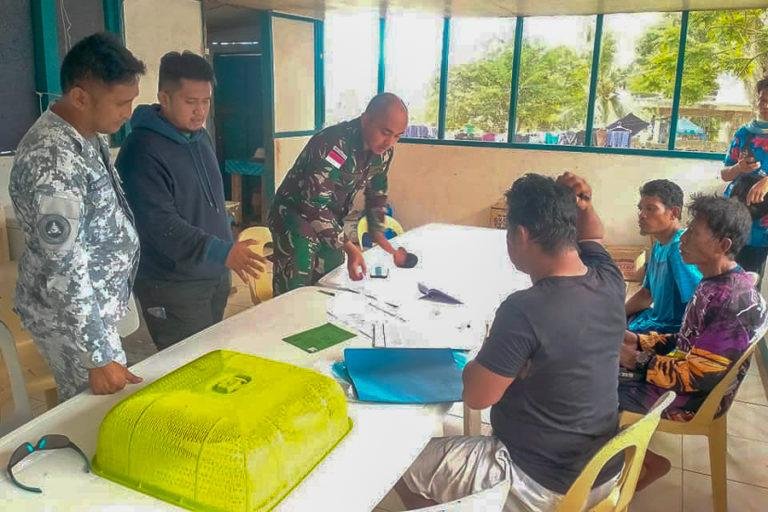 Filipino fishermen rescued in Indonesian waters (Photo by Philippine Coast Guard)