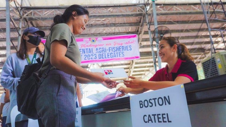 PESO-DavOr turns over cash assistance to 600 studes