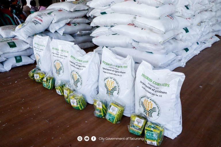 Department of Agriculture gives seeds, fertilizer to Tacurong farmers 