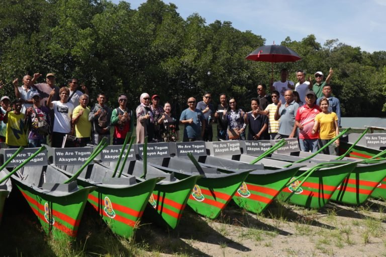 28 Fishermen in Tagum City receive fiberglass motorboats