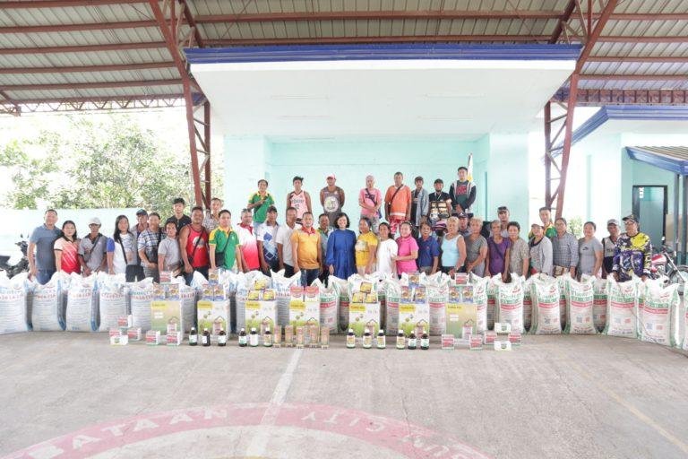 Tagum City supports rice farmers with agricultural inputs