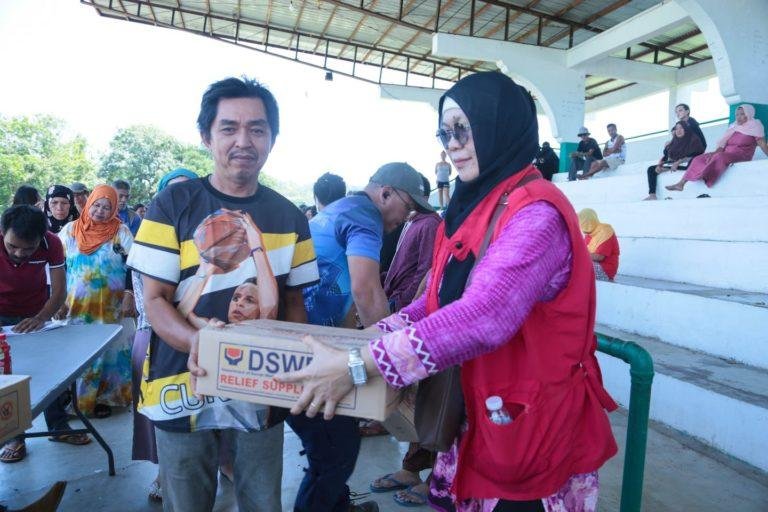 DSWD distributes food packs to 989 families affected by floods and landslides in Lanao del Norte