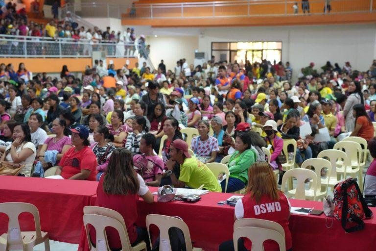 DSWD Region X distributes cash assistances to Misamis Occidental residents