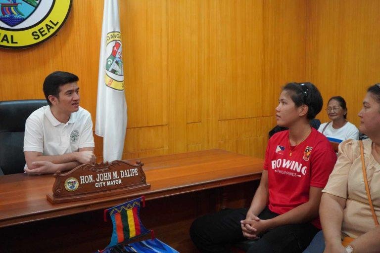 Mayor Dalipe welcomes rower Kristine Paraon for Asian championships triumph.