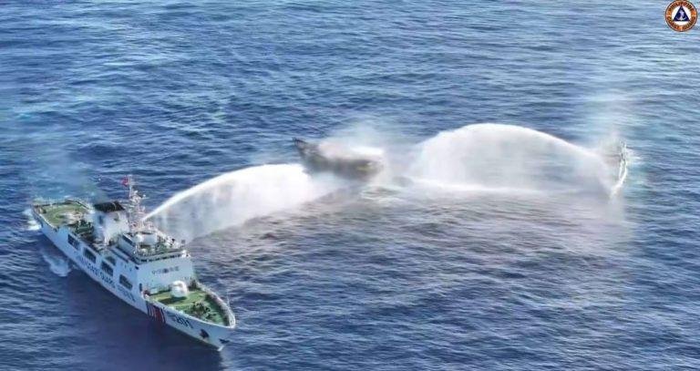 Upat naangol human gi-isprihan sa barko sa China og tubig ang bangka  sa Pilipinas nga nagdala og supply