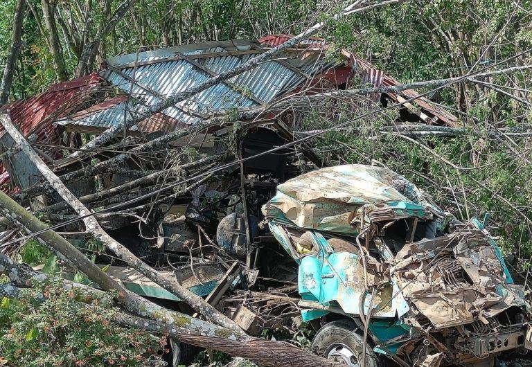 Trak helper patay, balay naguba kay gidasmagan sa trak