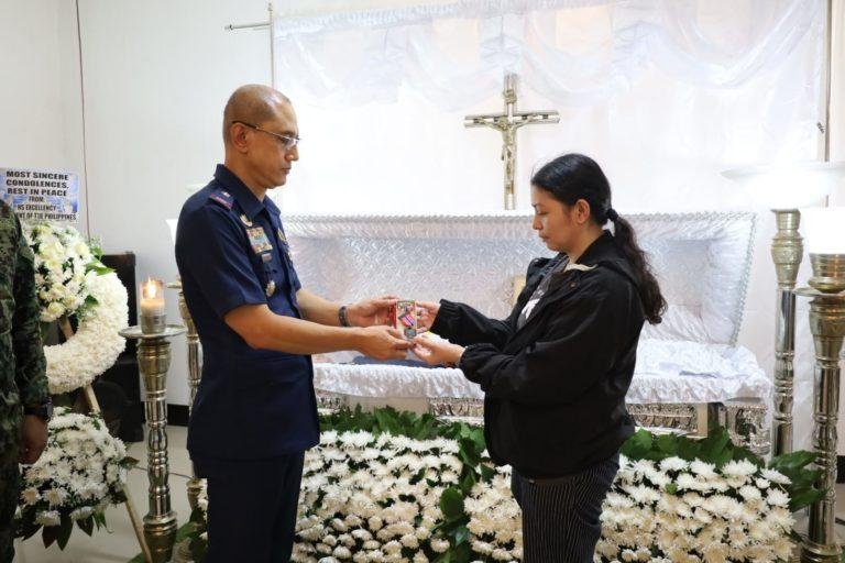 Medalya ng kadakilaan gitunol sa asawa ni Police Captain Moralde