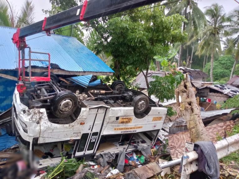 1 Dead, 23 injured after bus overturns in Davao del Sur