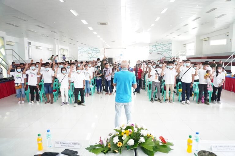 90 former rebels begin new lives in Surigao Sur