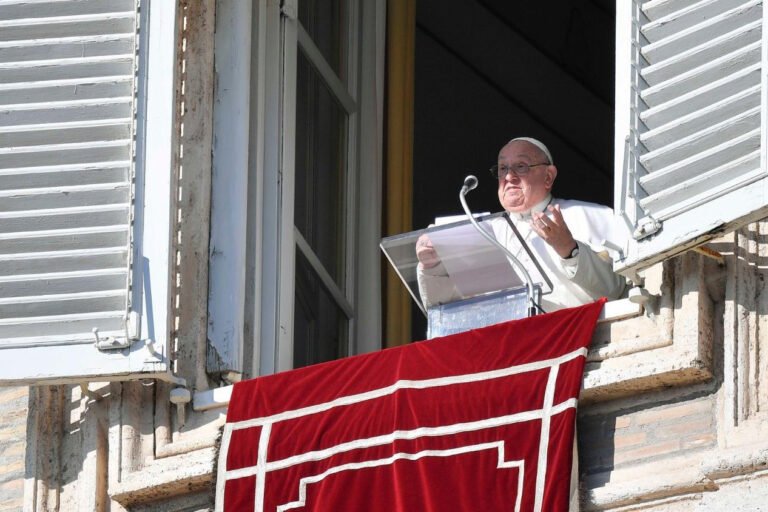 Pope Francis: Family Dialogue Can Overcome Digital Distractions
