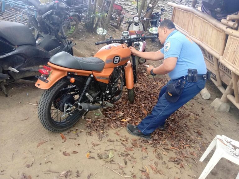 Student retrieves bag after snatcher crashes motorcycle
