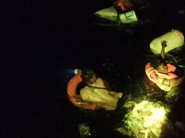 PH Navy rescues 26 survivors from sinking boat in Tawi-Tawi